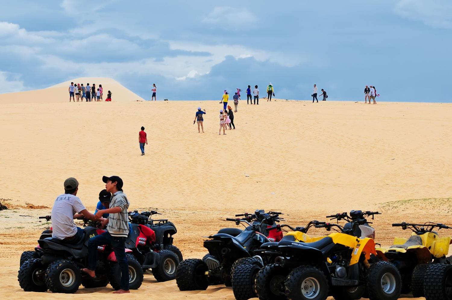 Chạy xe địa hình trên đồi cát Bàu Trắng