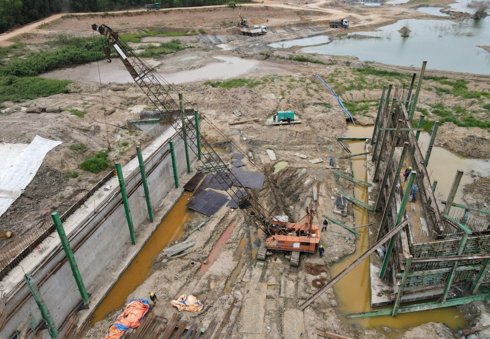 Ở đoạn ven hồ Gia Măng (huyện Xuân Lộc) là công trường thi công hệ thống thoát nước của cao tốc, với hai mố cầu đang được xây dựng.