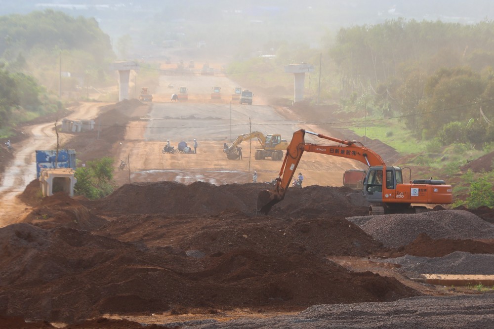 Đoạn đi qua xã Sông Nhạn, huyện Cẩm Mỹ (Đồng Nai), công nhân tất bật thi công mặt đường, gia cố xi măng và rải cấp phối đá dăm.