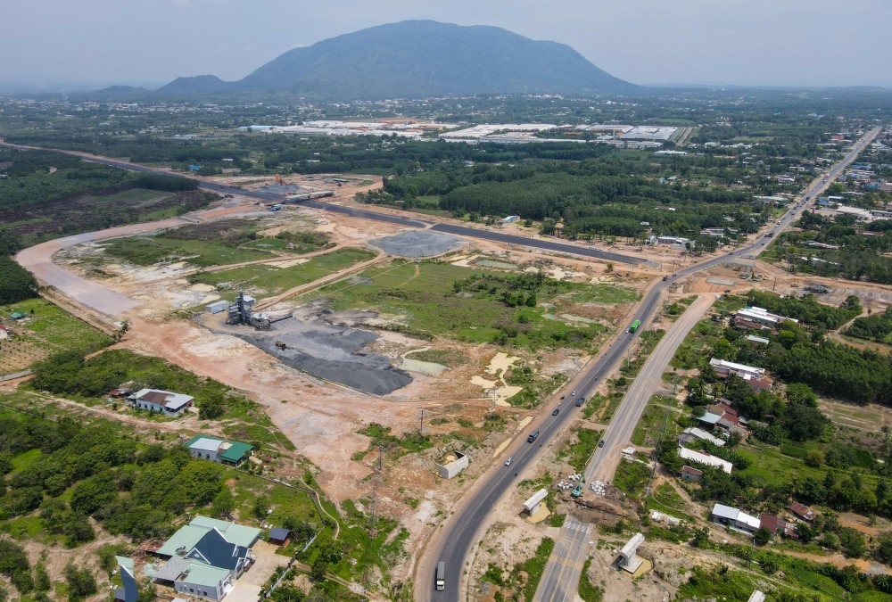 Nút giao cao tốc Dầu Giây - Phan Thiết với quốc lộ 1A trên huyện Xuân Lộc đang dần "lộ diện". Hiện trạng mặt cao tốc dần hình thành và kết nối các mũi thi công với nhau.
